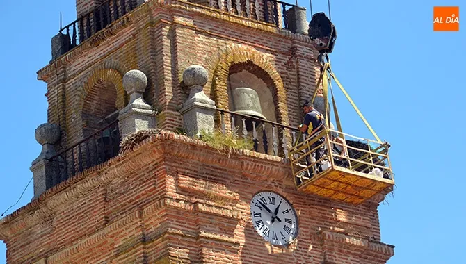 Operarios trabajaban en la reparación de la torre de la iglesia parroquial