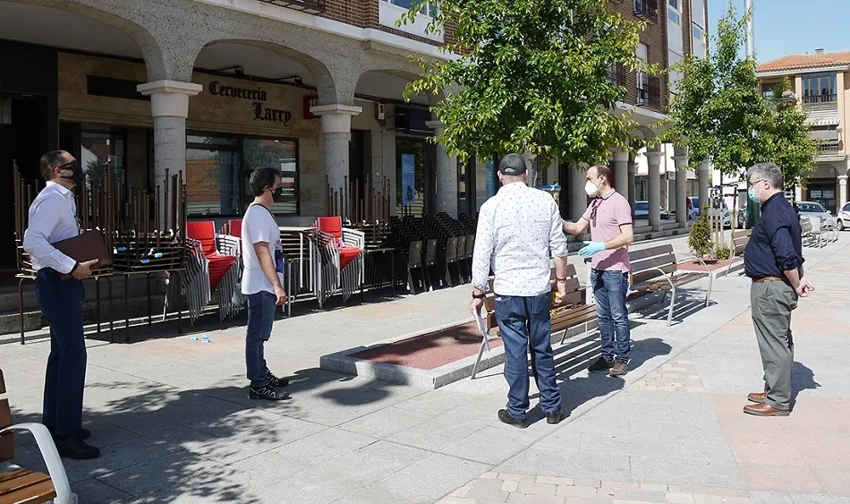 Visita del alcalde del municipio a los diferentes establecimientos hosteleros