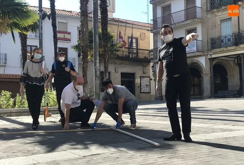 El Ayuntamiento midió ayer los nuevos espacios que ocuparán las terrazas