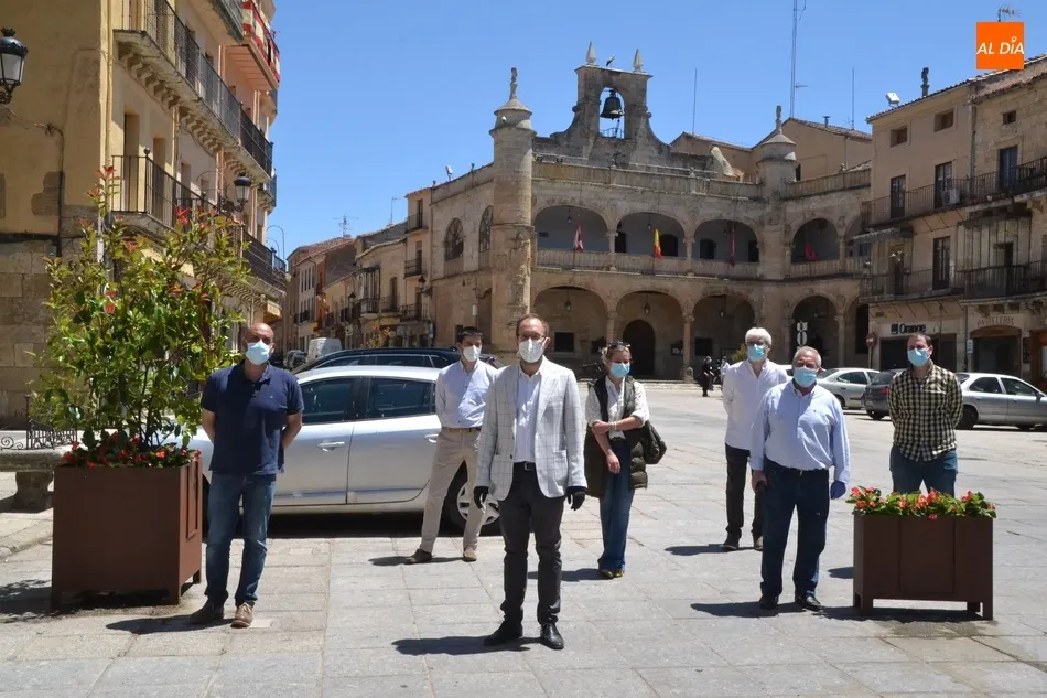 Instalados dispensadores de gel por las zonas comerciales y nuevas jardineras en la Plaza Mayor  
