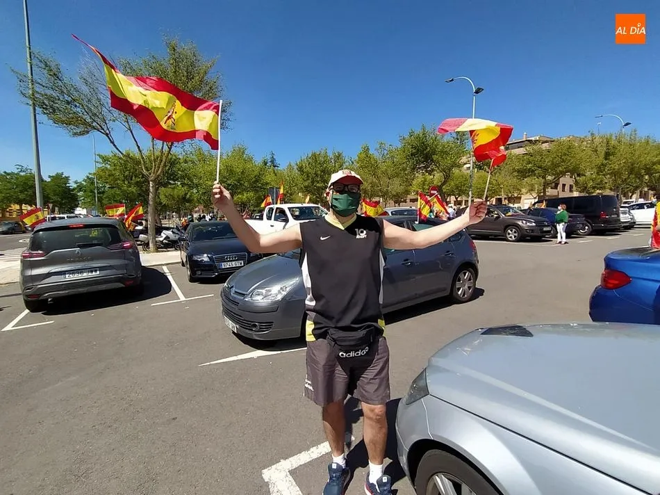 La caravana de protesta de VOX inunda las calles de Salamanca
