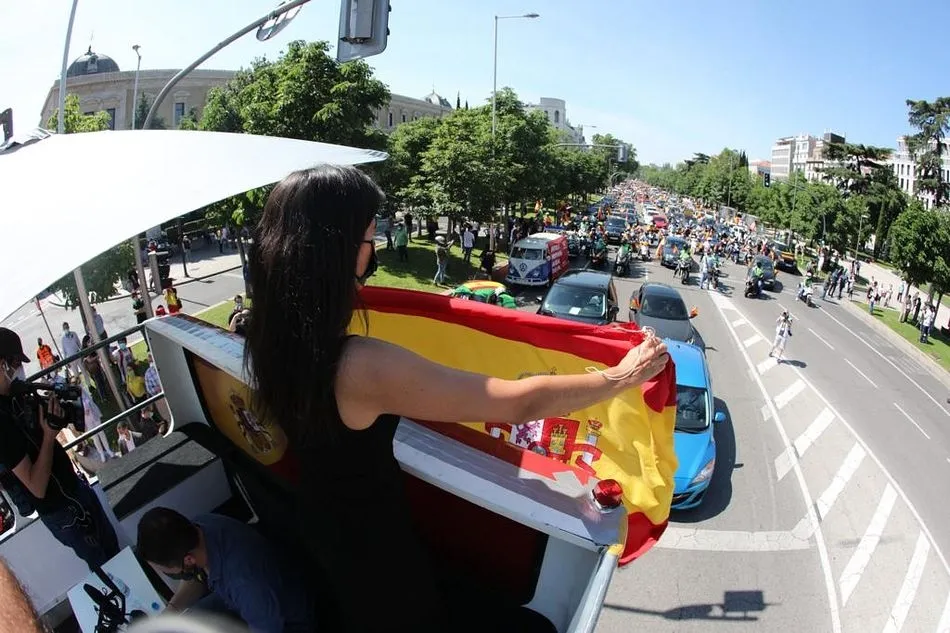 Foto 2 - Centenares de veh&iacute;culos recorren Madrid&nbsp;pidiendo "libertad"