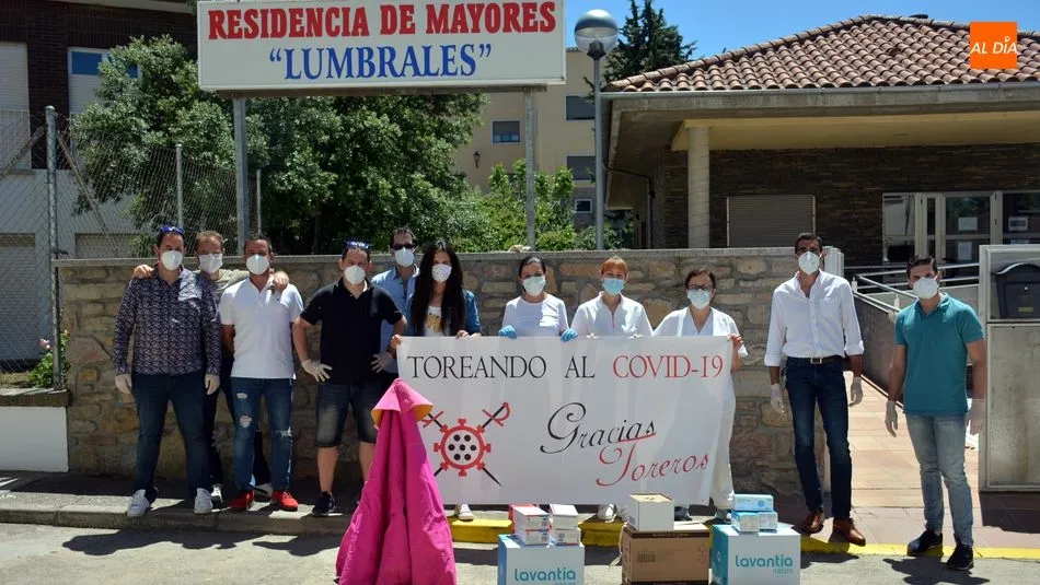 Foto 3 - &lsquo;Toreando al Covid-19&rsquo; entrega material de protecci&oacute;n a las residencias de mayores de Lumbrales