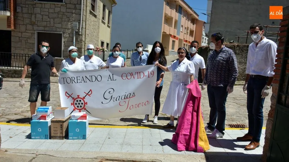 Las Directoras de las dos residencias de Lumbrales recibieron los productos entregados por los promotores de la iniciativa / E. Corredera