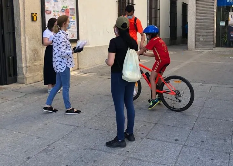 Las mascarillas se repartieron a las puertas del Ayuntamiento