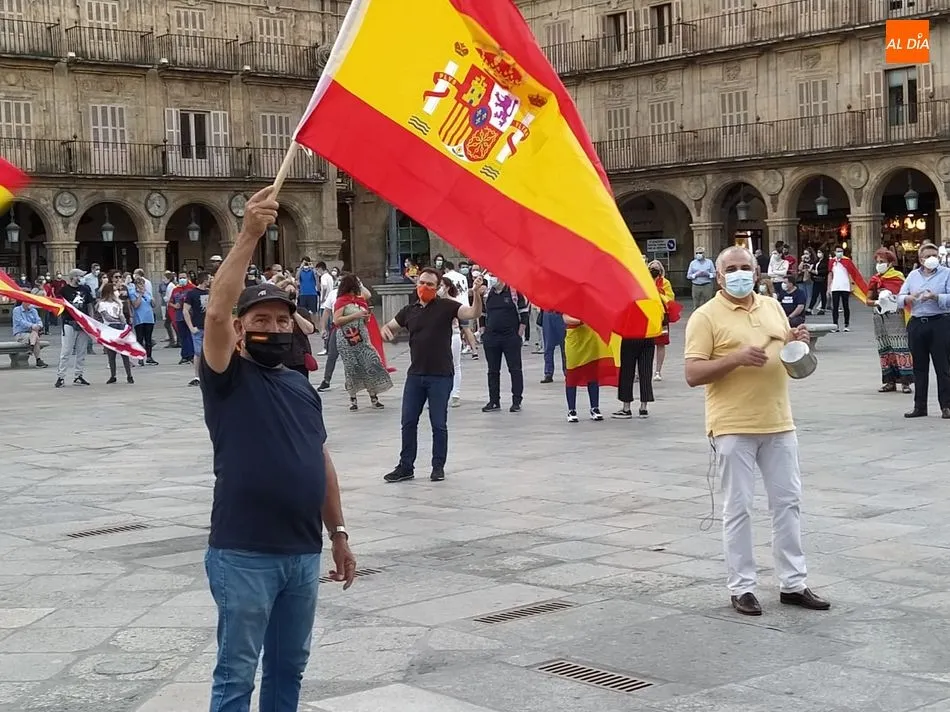 Medio millar de personas protestan en una nueva cacerolada contra el Gobierno
