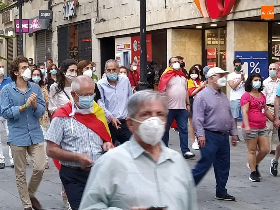 Foto 11 - Medio millar de personas protestan en una nueva cacerolada contra el Gobierno