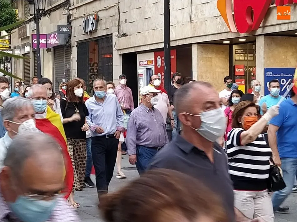 Foto 10 - Medio millar de personas protestan en una nueva cacerolada contra el Gobierno