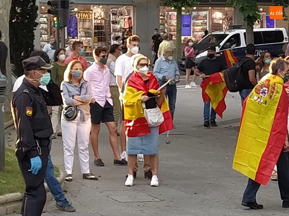 Foto 9 - Medio millar de personas protestan en una nueva cacerolada contra el Gobierno