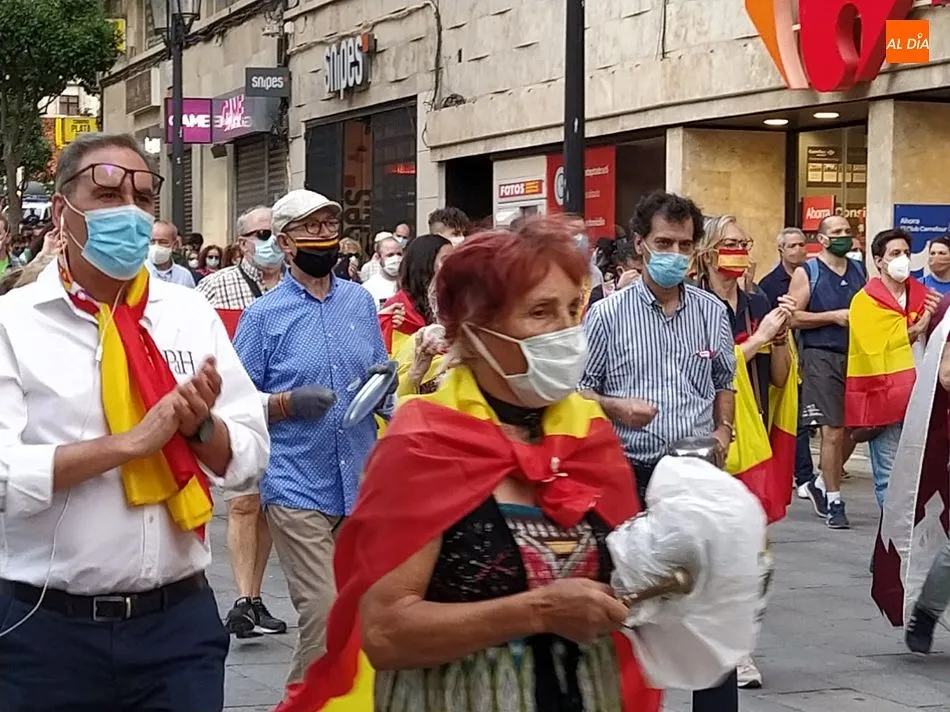 Foto 8 - Medio millar de personas protestan en una nueva cacerolada contra el Gobierno