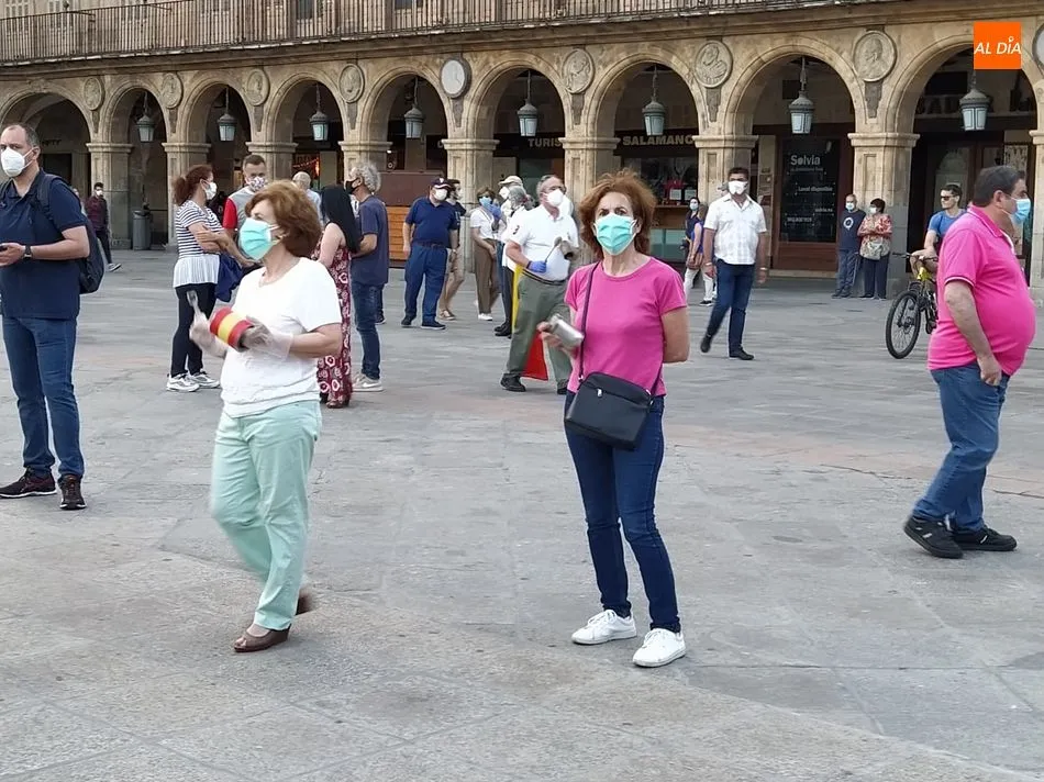 Foto 7 - Medio millar de personas protestan en una nueva cacerolada contra el Gobierno