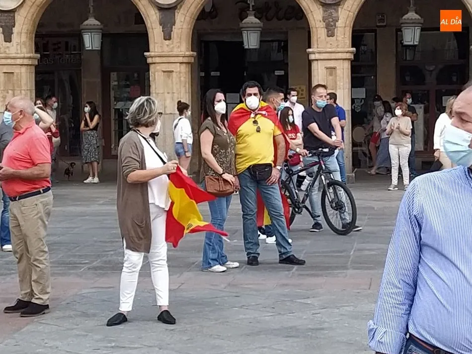 Foto 6 - Medio millar de personas protestan en una nueva cacerolada contra el Gobierno