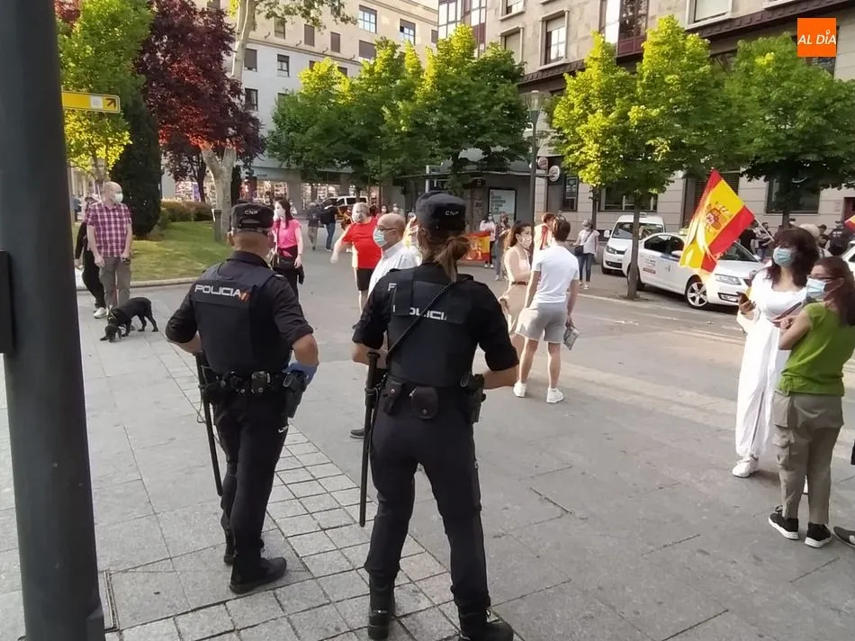 Foto 5 - Medio millar de personas protestan en una nueva cacerolada contra el Gobierno