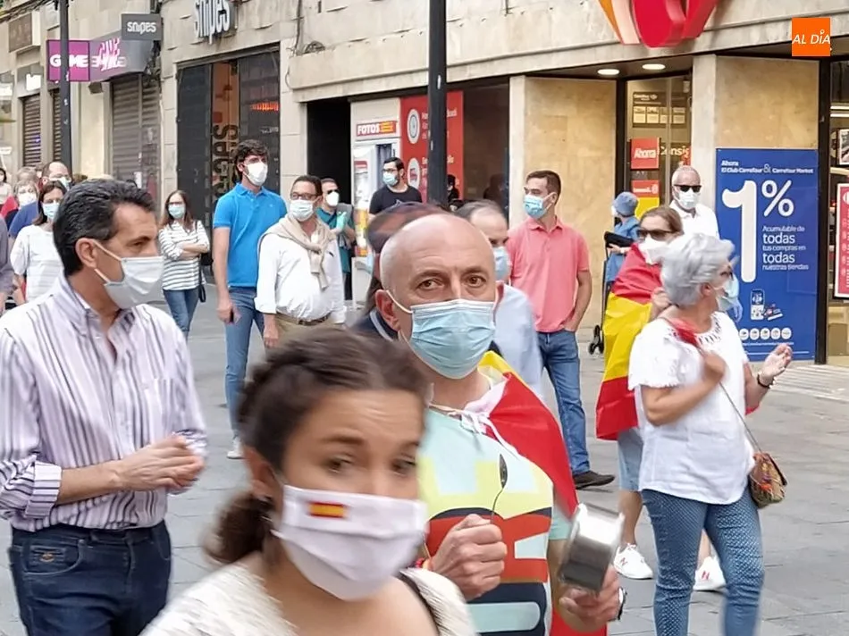 Foto 4 - Medio millar de personas protestan en una nueva cacerolada contra el Gobierno