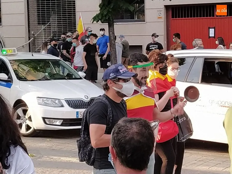 Foto 3 - Medio millar de personas protestan en una nueva cacerolada contra el Gobierno