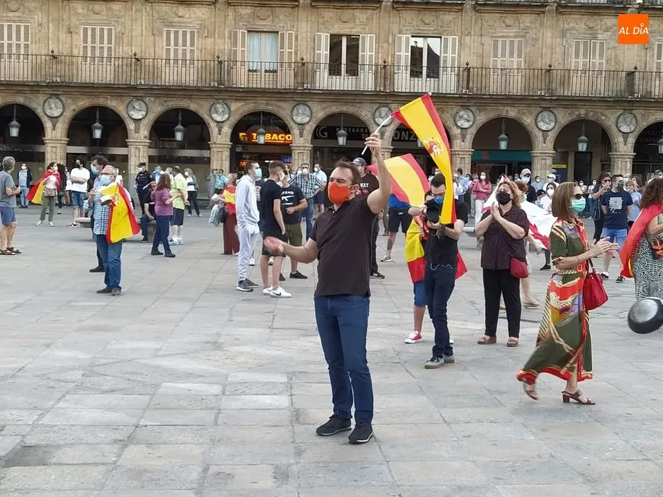Foto 2 - Medio millar de personas protestan en una nueva cacerolada contra el Gobierno