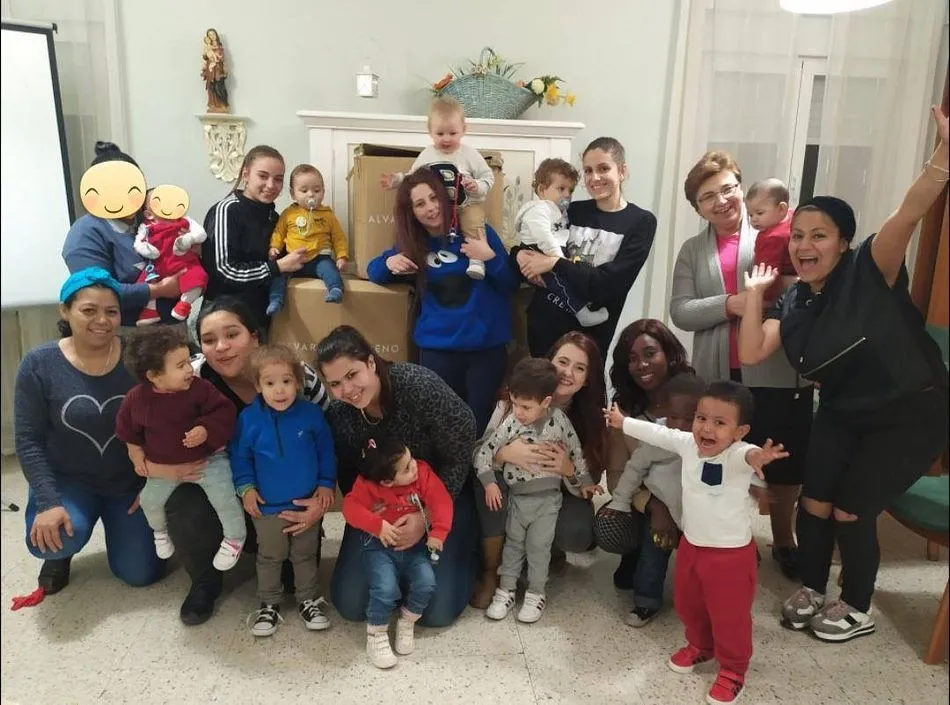 Una docena de madres y sus hijos viven la cuarentena en el centro religioso Ave María