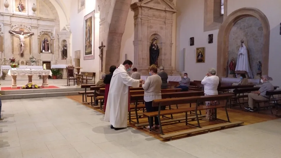 Foto 8 - Primer d&iacute;a de celebraci&oacute;n eucar&iacute;stica en Aldearrubia