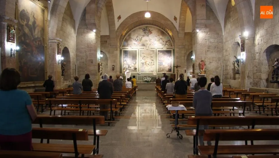La iglesia de Vitigudino no llegaba a su máximo nuevo aforo permitido en la primera misa dominical durante la pandemia / CORRAL