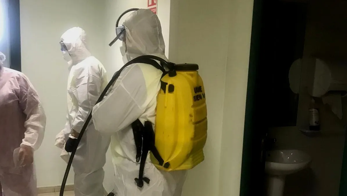 Desinfección de una residencia durante el estado de alarma - Archivo