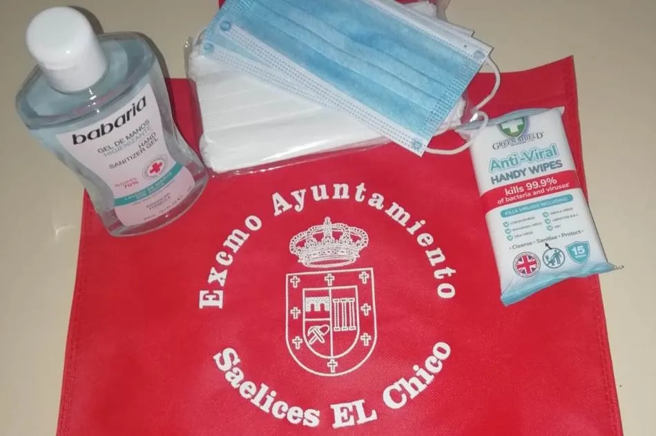 El Ayuntamiento de Saelices distribuye a todos sus vecinos material de protección  