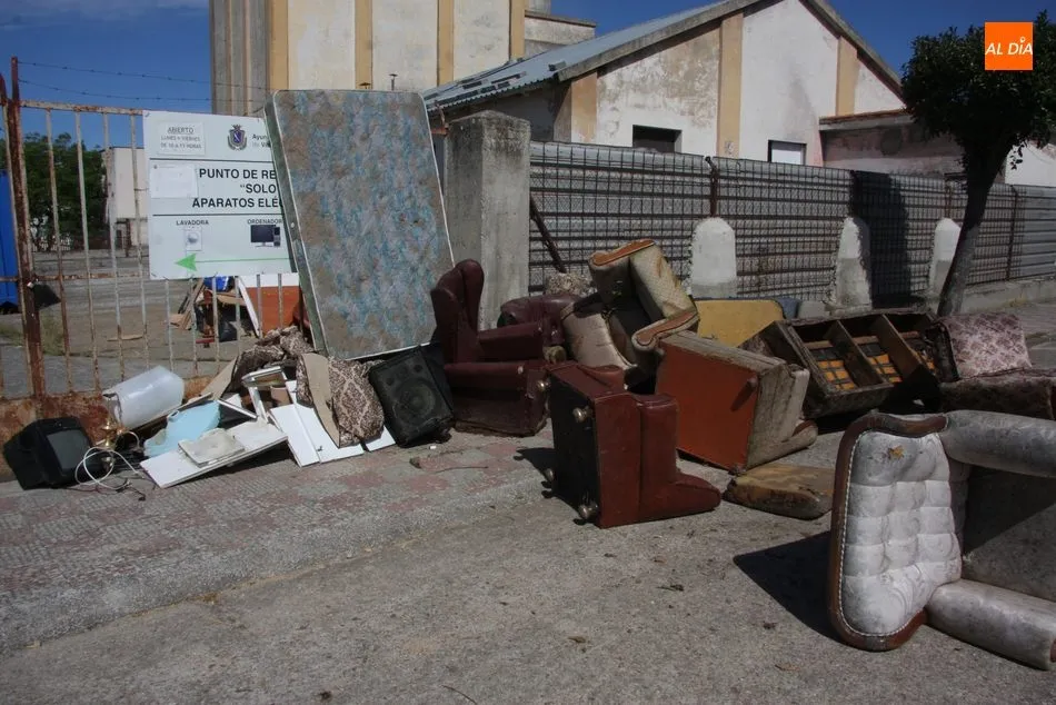Foto 3 - Enseres tirados en medio de la calle Guardia Civil como si fuera un vertedero  