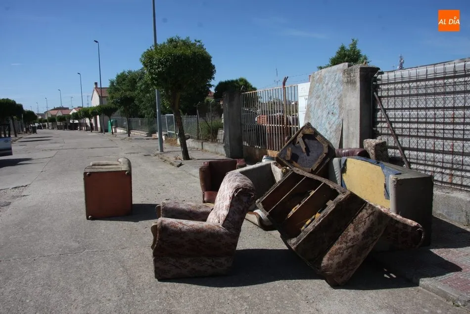 Foto 2 - Enseres tirados en medio de la calle Guardia Civil como si fuera un vertedero  