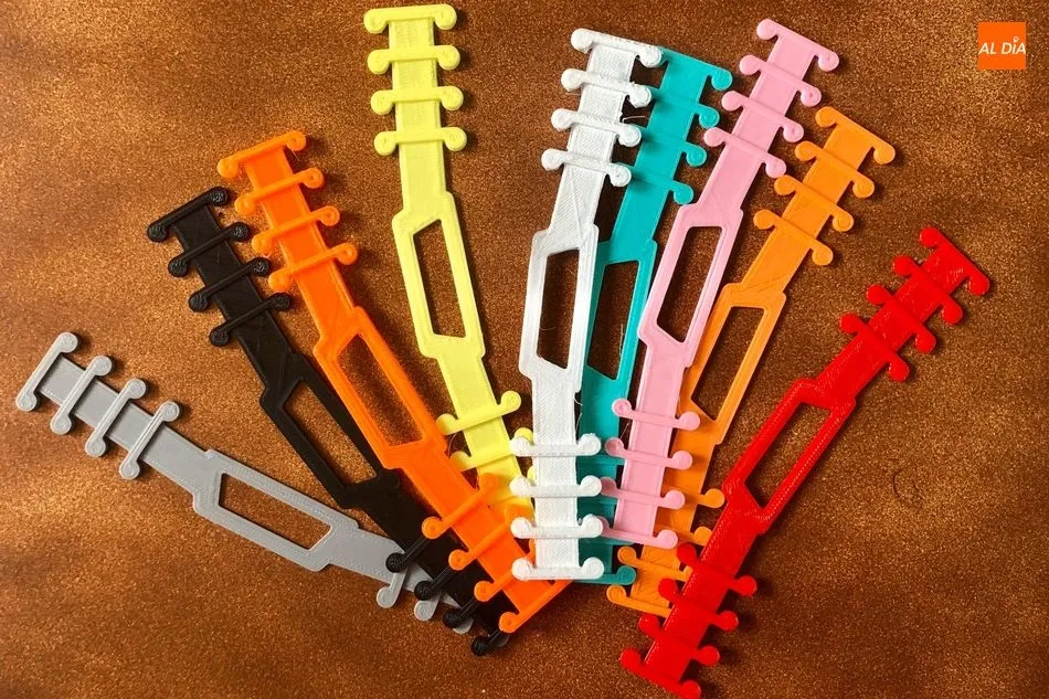 Estas piezas de plástico evitan marcas en la piel, son reutilizables y fáciles de desinfectar. Foto de archivo