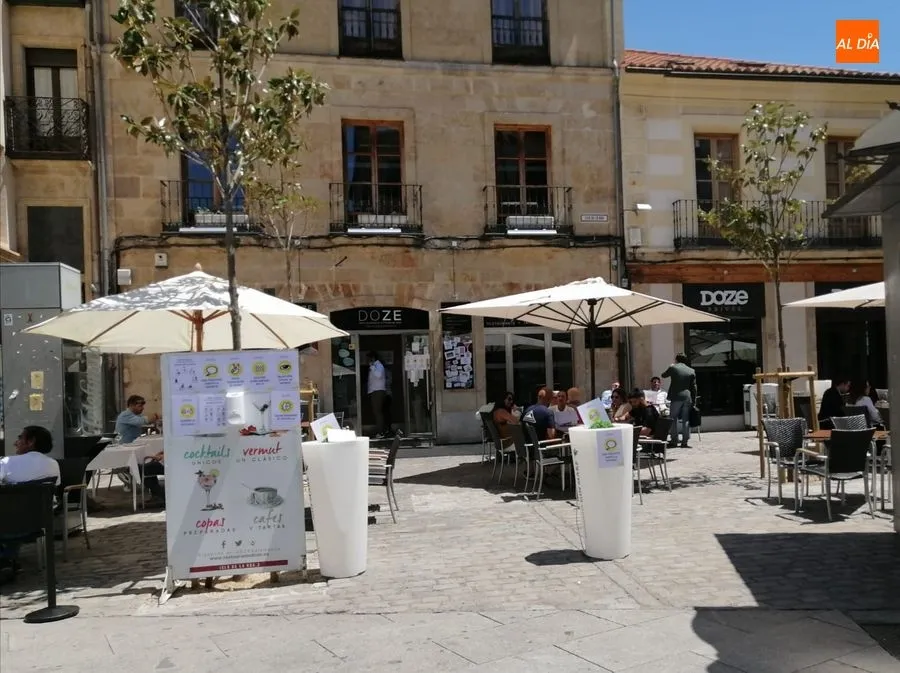 Foto 2 - Salamanca recupera parte de su ambiente con clientes en las terrazas de los hosteleros