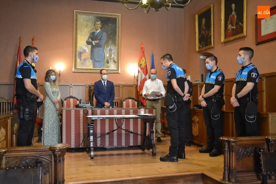 Foto 10 - Toman posesi&oacute;n de sus plazas los cuatro nuevos agentes de la Polic&iacute;a Local  