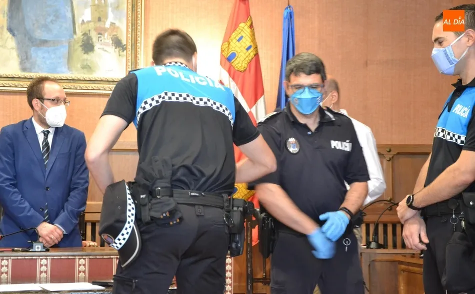 Foto 9 - Toman posesi&oacute;n de sus plazas los cuatro nuevos agentes de la Polic&iacute;a Local  