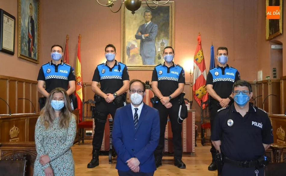 Foto 8 - Toman posesi&oacute;n de sus plazas los cuatro nuevos agentes de la Polic&iacute;a Local  
