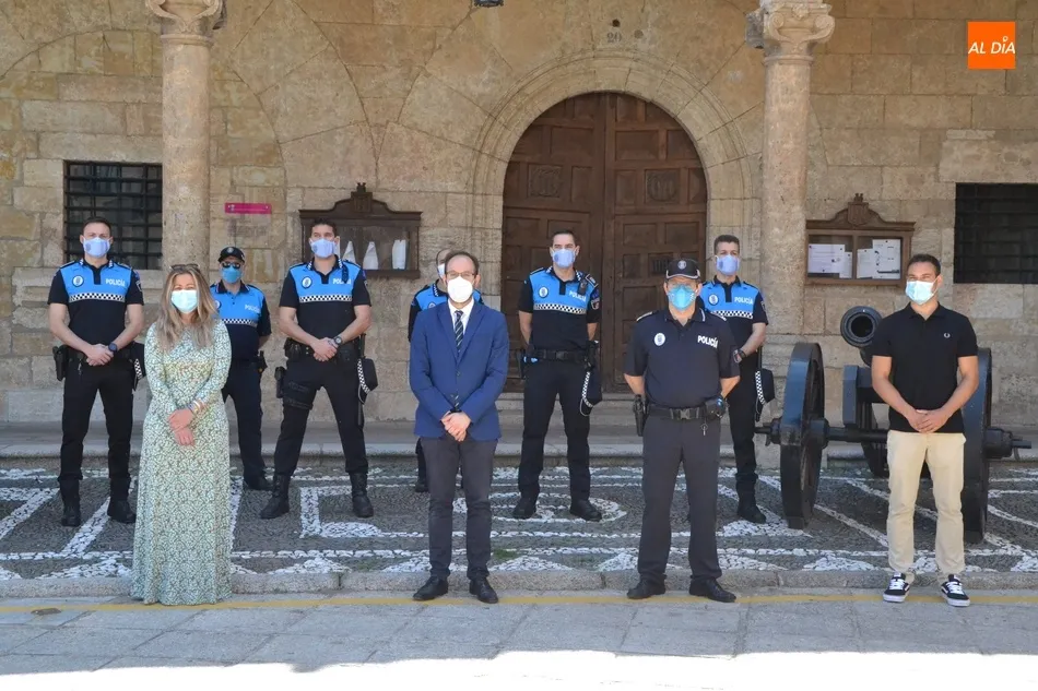 Foto 2 - Toman posesi&oacute;n de sus plazas los cuatro nuevos agentes de la Polic&iacute;a Local  