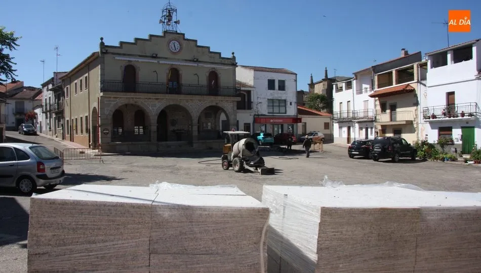 Empleados contratados por el Ayuntamiento comenzaban este lunes las obras de la Plaza / CORRAL