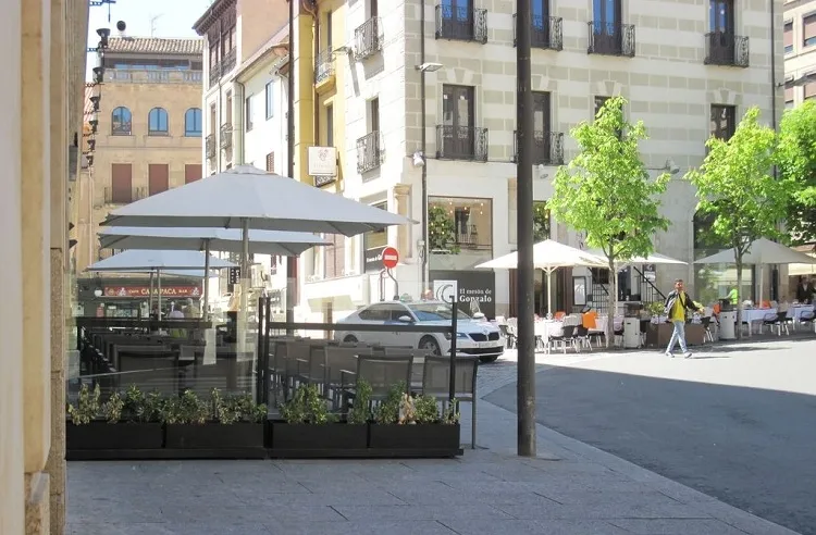 Imagen de archivo de varias terrazas en Salamanca