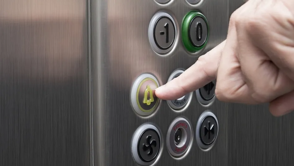Los botones de los ascensores pueden ser un gran foco de contagio