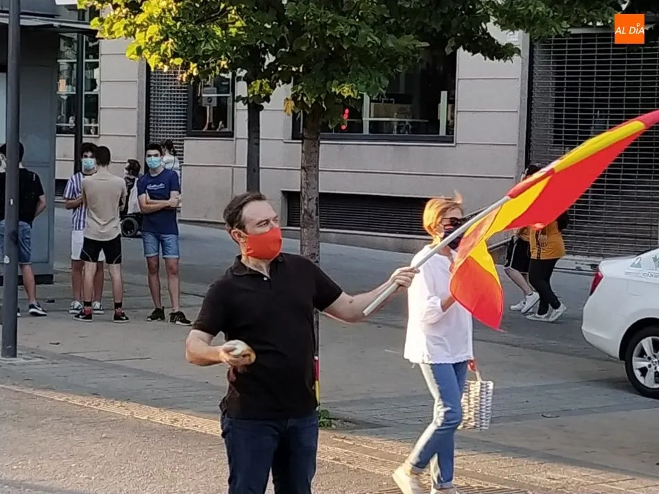 Foto 4 - Tibia &lsquo;cacerolada&rsquo; en la primera jornada de la fase uno de la desescalada en Salamanca