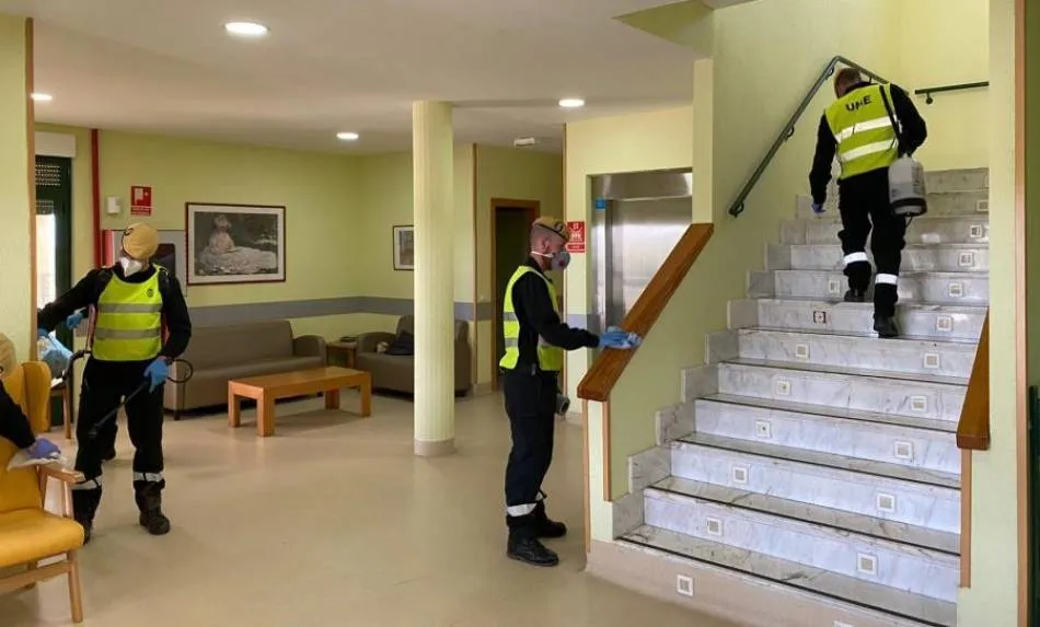 Personal militar desinfectando una residencia en Salamanca