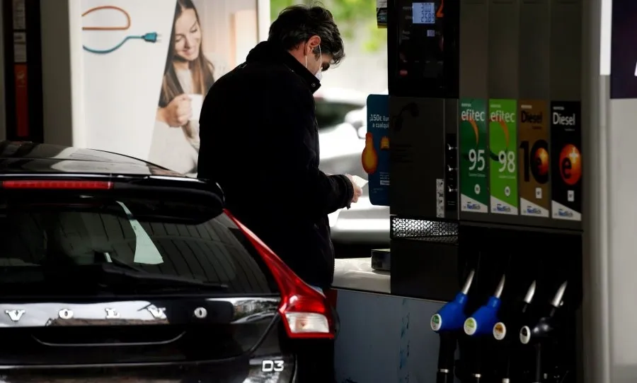 Un hombre echa gasolina a su coche en una gasolinera. Foto de Óscar Cañas - EP