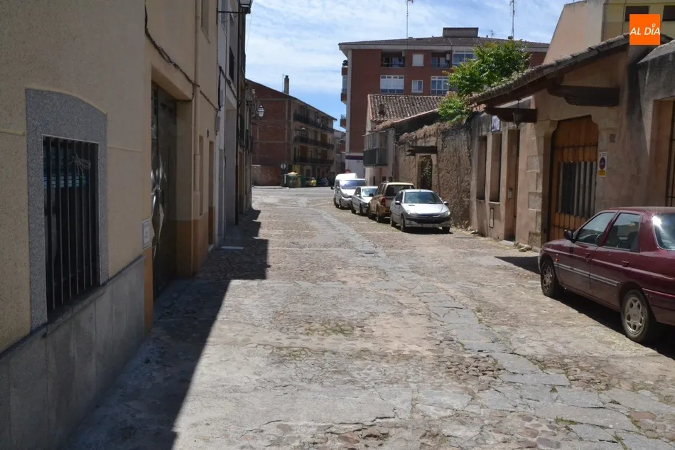 Foto 2 - El Ayuntamiento mejorar&aacute; la movilidad en la calle L&aacute;zaro con un carril de losetas de granito  