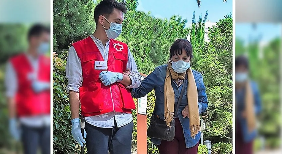 Cruz Roja se ofrece a sacar a pasear a los mayores que no tienen quién les ayude  