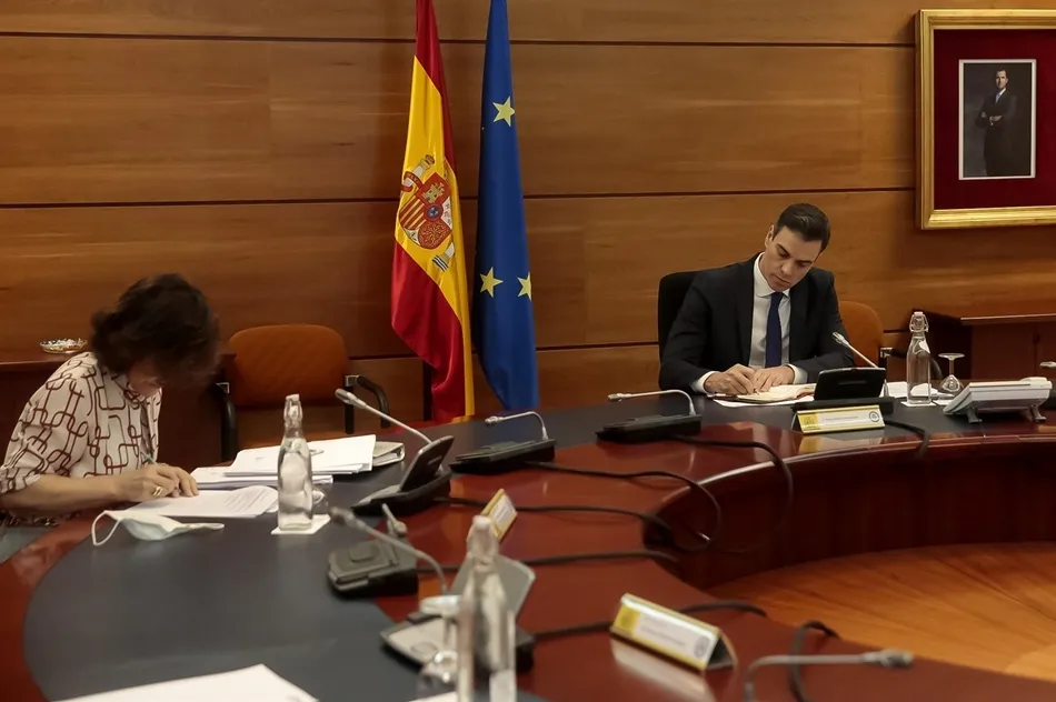El presidente del Gobierno, Pedro Sánchez (d), y la vicepresidenta primera del Gobierno y ministra de la Presidencia, Relaciones con las Cortes y Memoria Democrática, Carmen Calvo. Foto: EP