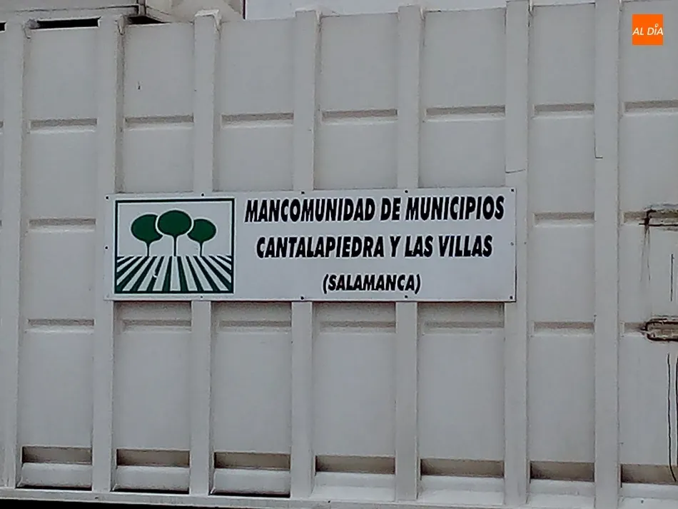 Símbolo de la mancomunidad de municipios Zona de Cantalapiedra y Las Villas en uno de sus vehículos. / Jorge Holguera