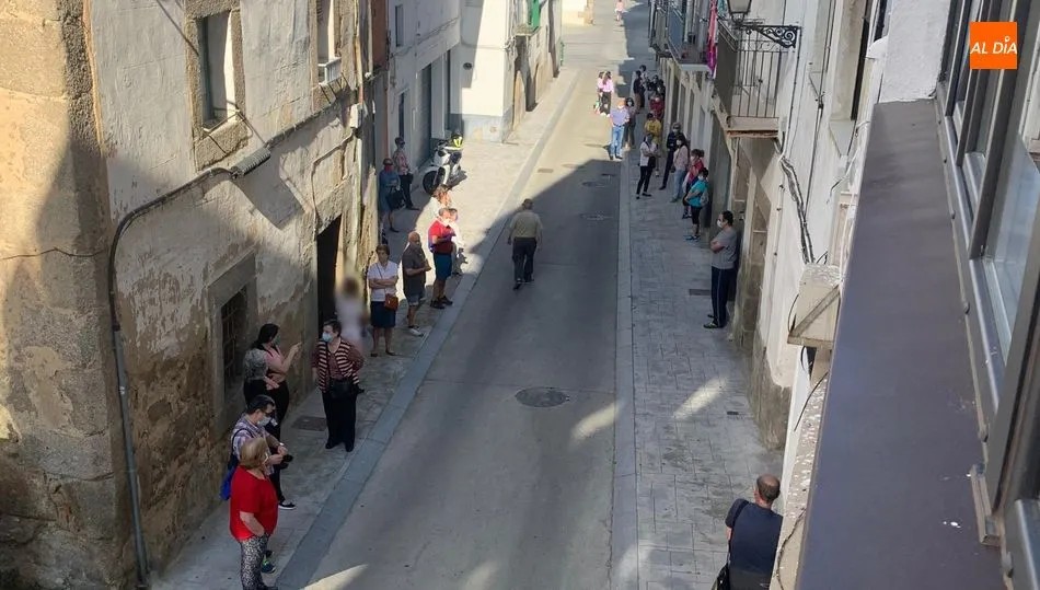 Colas para comprar mascarillas de Béjar Atelier