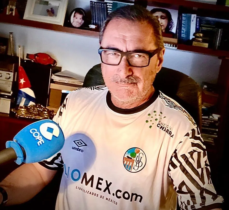 Foto 2 - Carlos Herrera luce la camiseta del Salamanca UDS en su programa radiof&oacute;nico
