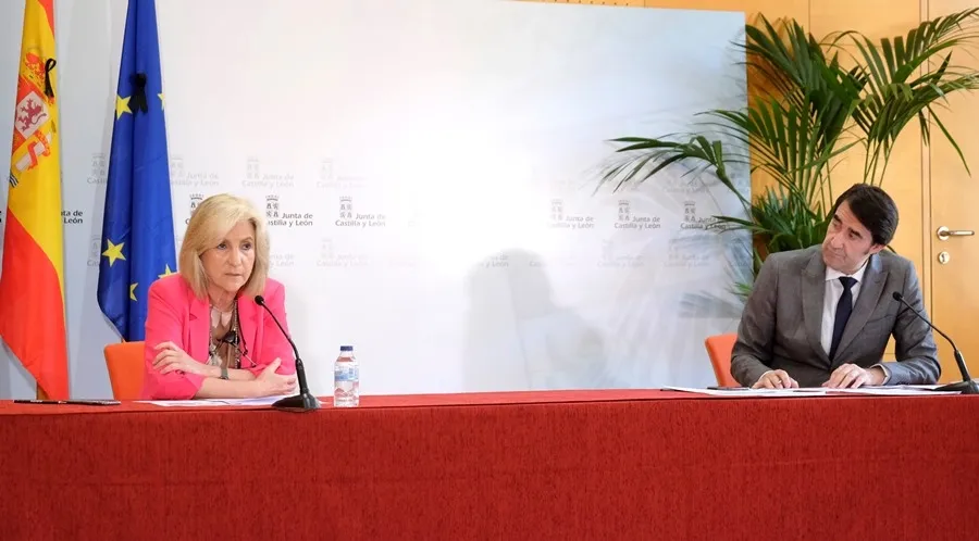 Los consejeros de Sanidad, Verónica Casado, y de Fomento y Medio Ambiente, Juan Carlos Suárez-Quiñones