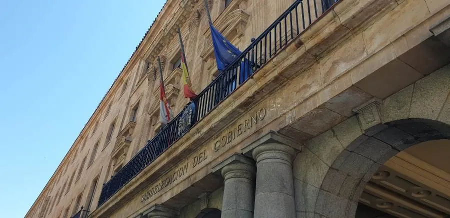 Foto 8 - Salamanca se une al minuto de silencio para homenajear a los fallecidos por la pandemia