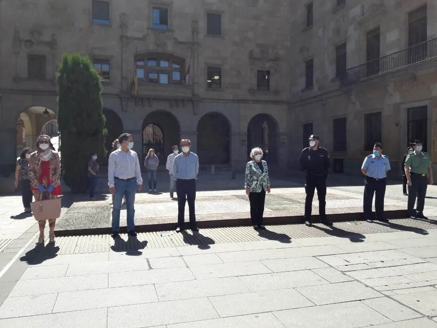 Foto 7 - Salamanca se une al minuto de silencio para homenajear a los fallecidos por la pandemia