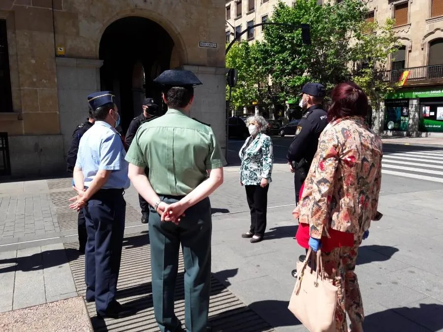 Foto 10 - Salamanca se une al minuto de silencio para homenajear a los fallecidos por la pandemia