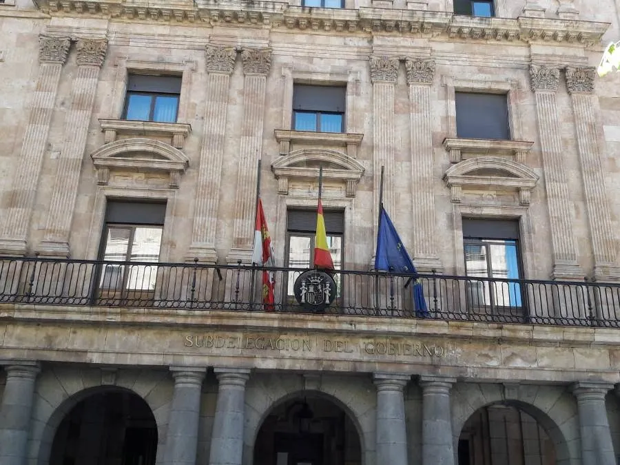 Foto 9 - Salamanca se une al minuto de silencio para homenajear a los fallecidos por la pandemia